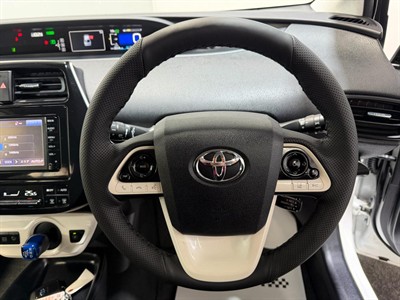 2016 Toyota Prius - Thumbnail