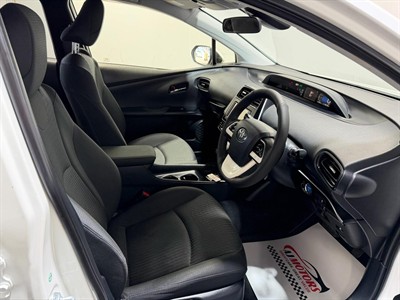 2016 Toyota Prius - Thumbnail