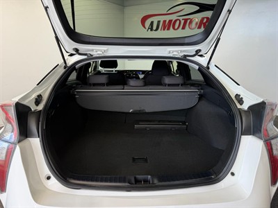 2016 Toyota Prius - Thumbnail