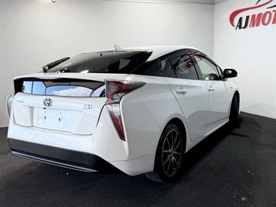 2016 Toyota Prius - Thumbnail