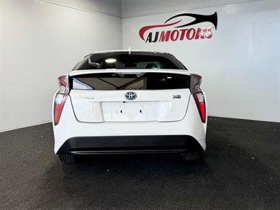 2016 Toyota Prius - Thumbnail