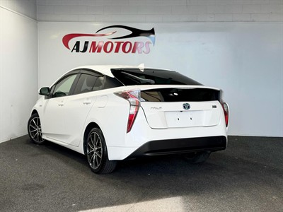 2016 Toyota Prius - Thumbnail