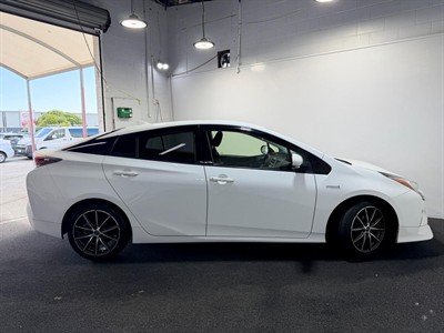 2016 Toyota Prius - Thumbnail