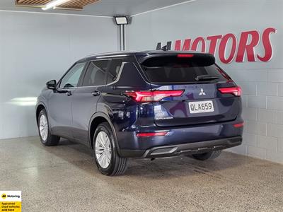 2024 Mitsubishi Outlander - Thumbnail
