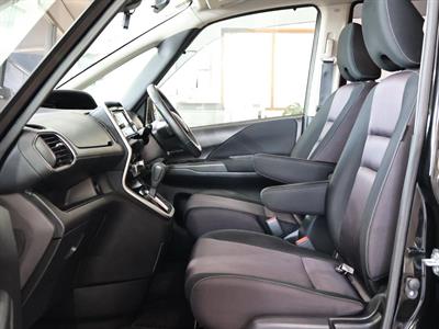 2016 Nissan Serena - Thumbnail