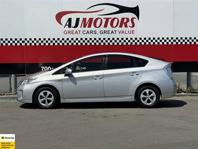 2015 Toyota Prius - Thumbnail