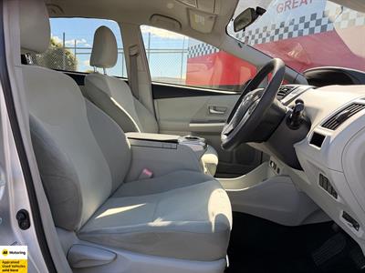 2012 Toyota Prius - Thumbnail