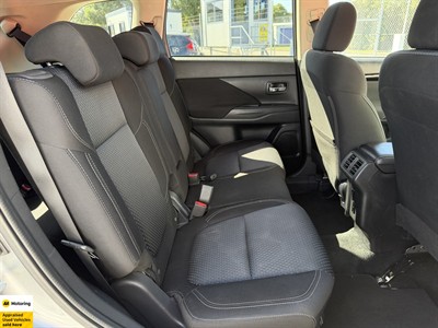 2022 Mitsubishi Outlander - Thumbnail