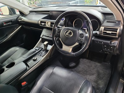 2015 Lexus IS 300h - Thumbnail
