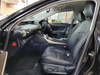 2015 Lexus IS 300h - Thumbnail