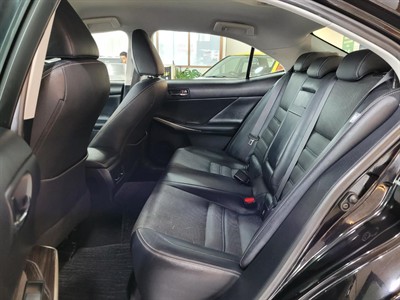 2015 Lexus IS 300h - Thumbnail