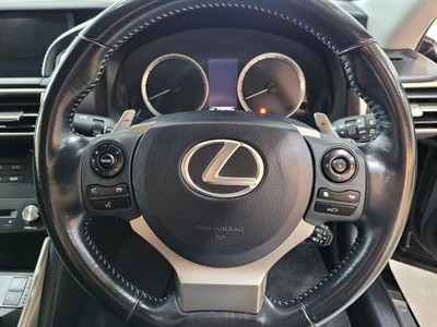 2015 Lexus IS 300h - Thumbnail