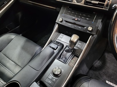 2015 Lexus IS 300h - Thumbnail