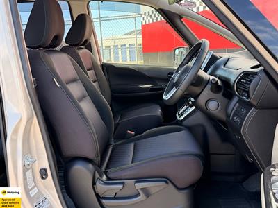 2017 Nissan Serena - Thumbnail