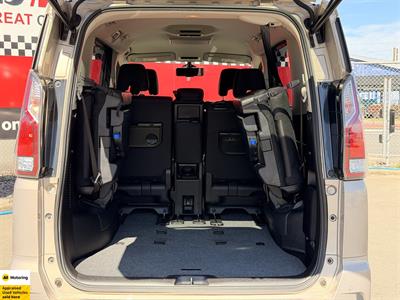 2017 Nissan Serena - Thumbnail