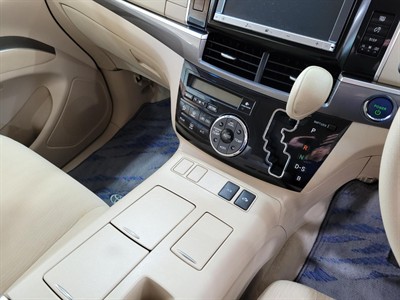 2013 Toyota Estima - Thumbnail