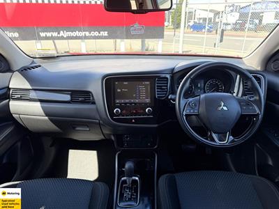 2022 Mitsubishi Outlander - Thumbnail