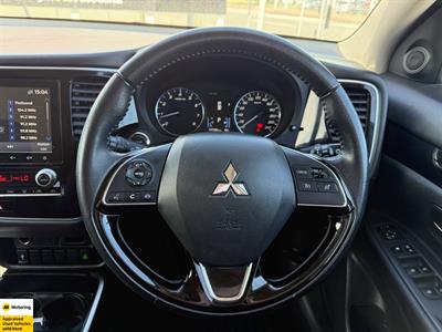 2022 Mitsubishi Outlander - Thumbnail