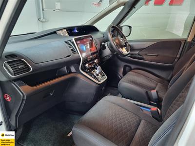 2018 Nissan Serena - Thumbnail