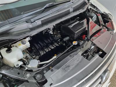 2015 Nissan Serena - Thumbnail