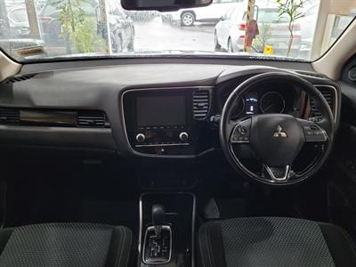 2022 Mitsubishi Outlander - Thumbnail