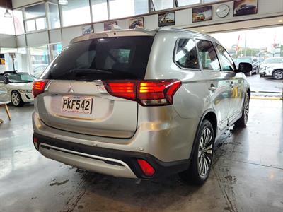 2022 Mitsubishi Outlander - Thumbnail