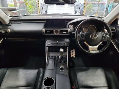 2016 Lexus IS 200t - Thumbnail