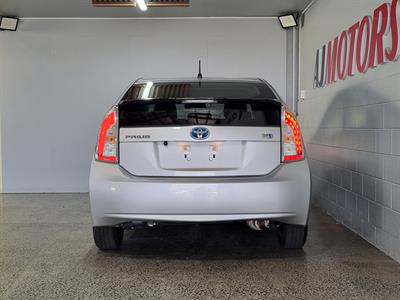 2015 Toyota Prius - Thumbnail