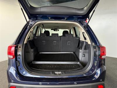 2020 Mitsubishi Outlander - Thumbnail