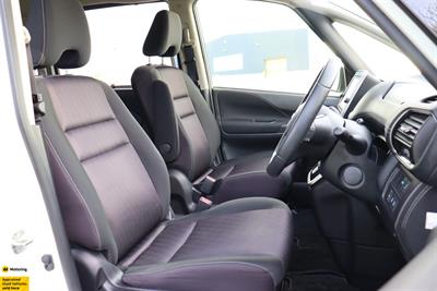 2018 Nissan Serena - Thumbnail