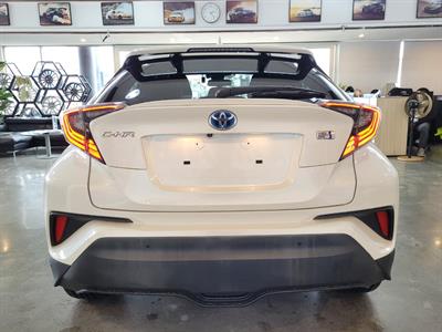 2017 Toyota C-HR - Thumbnail