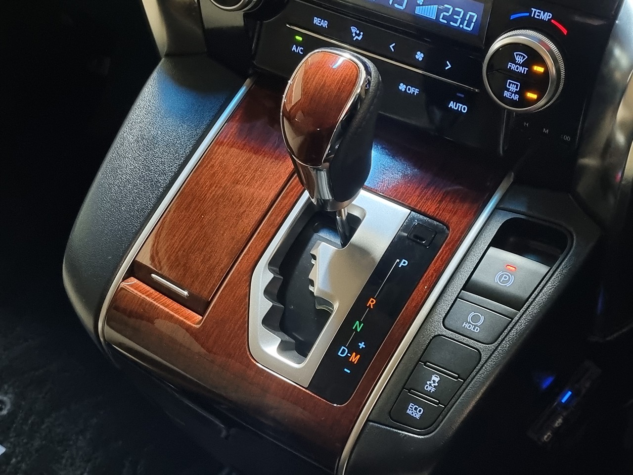 2015 Toyota Vellfire