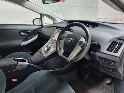 2015 Toyota Prius - Thumbnail