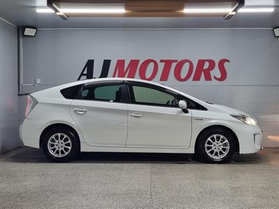 2015 Toyota Prius - Thumbnail