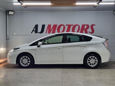 2015 Toyota Prius - Thumbnail