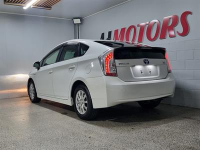 2015 Toyota Prius - Thumbnail
