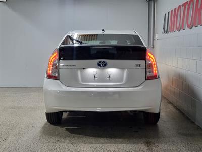 2015 Toyota Prius - Thumbnail