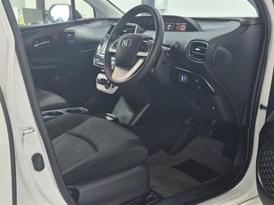 2018 Toyota Prius - Thumbnail
