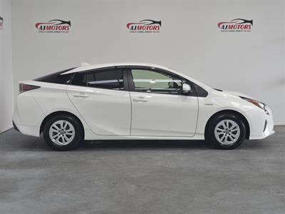 2018 Toyota Prius - Thumbnail