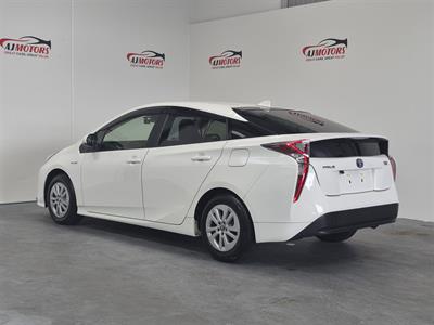2018 Toyota Prius - Thumbnail