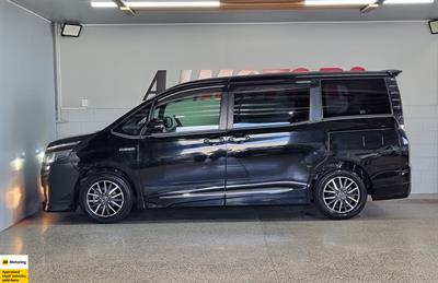 2015 Toyota Voxy - Thumbnail