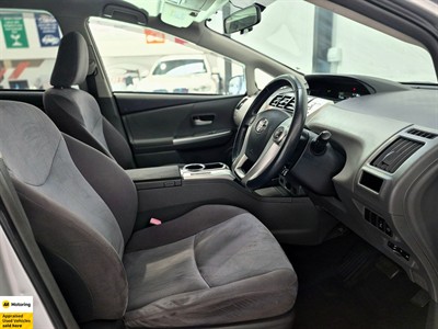 2012 Toyota Prius Alpha - Thumbnail