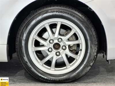 2012 Toyota Prius Alpha - Thumbnail