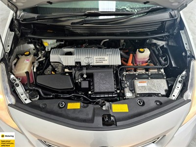 2012 Toyota Prius Alpha - Thumbnail
