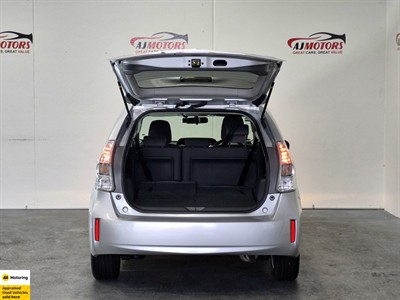 2012 Toyota Prius Alpha - Thumbnail