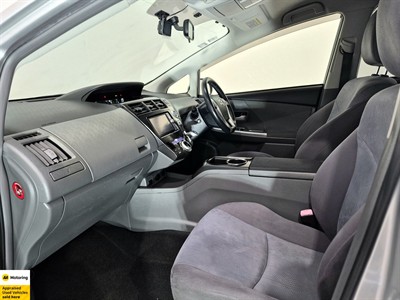 2012 Toyota Prius Alpha - Thumbnail