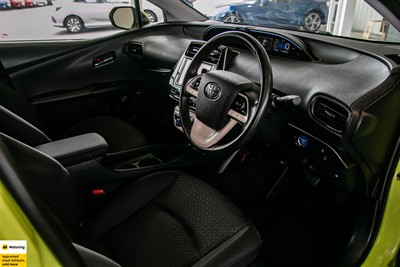 2016 Toyota Prius - Thumbnail