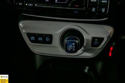 2016 Toyota Prius - Thumbnail