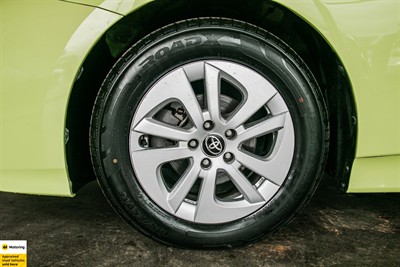 2016 Toyota Prius - Thumbnail