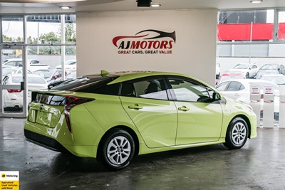 2016 Toyota Prius - Thumbnail